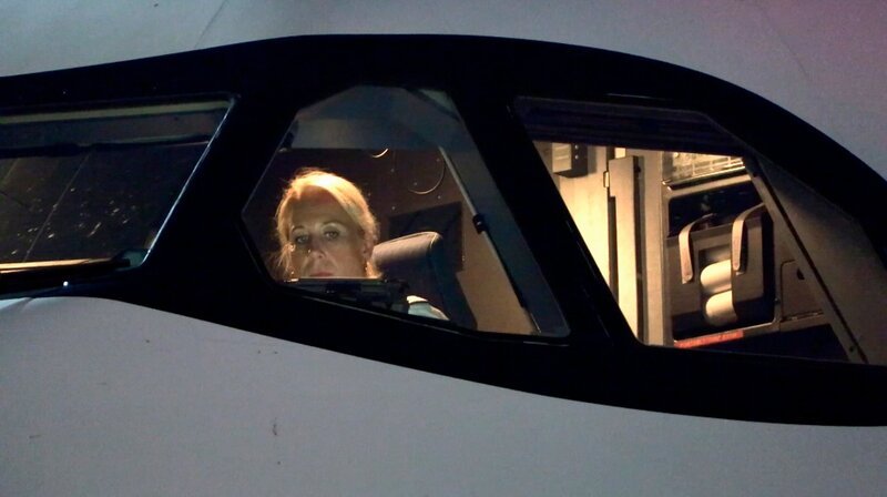Vera Wüllenweber im Cockpit bei ihrem Prüfungsflug. – Bild: HR