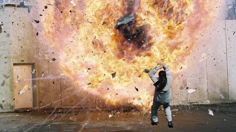 Walter ist es gelungen, die Bombe an sich zu bringen, und sie versucht diese auf den Hof zu bringen. Doch es gelingt ihr nicht mehr rechtzeitig, die Bombe über die Mauer zu werfen. Reutlitz explodiert …. – Bild: MG RTL D /​ Richard Hübner