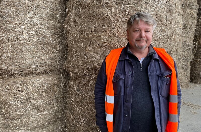 Robert Hertel ist Hanfexperte und Unternehmer. Er leitet ein Bekleidungs- und Versandunternehmen für Hanftextilien im fränkischen Adelsdorf und steht hier in der Hanffabrik La Chanvrière in Troyes, Champagne, Frankreich. – Bild: BR/​Sabine Lindlbauer