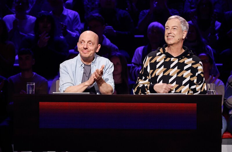 Rateteam-Kapitän Bernhard Hoëcker (l.) mit Fernsehmoderator, Komiker, Drehbuchautor, Regisseur und Gründer des ‚Quatsch Comedy Club‘ Thomas Hermanns (r.). – Bild: ARD/​NDR/​UFA SHOW & FACTUAL/​Morris Mac Matzen