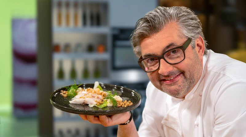 Key Visual/​Cover Sendereihenbild ohne Typo zu „Einfach. Gut. Bachmeier“. Credo und Beschreibung des Kochs Hans Jörg Bachmeier; Küchentricks und nachkochbare Rezepte werden in der Sendung gezeigt. – Bild: BR/​Ralf Wilschewski/​Montage: BR