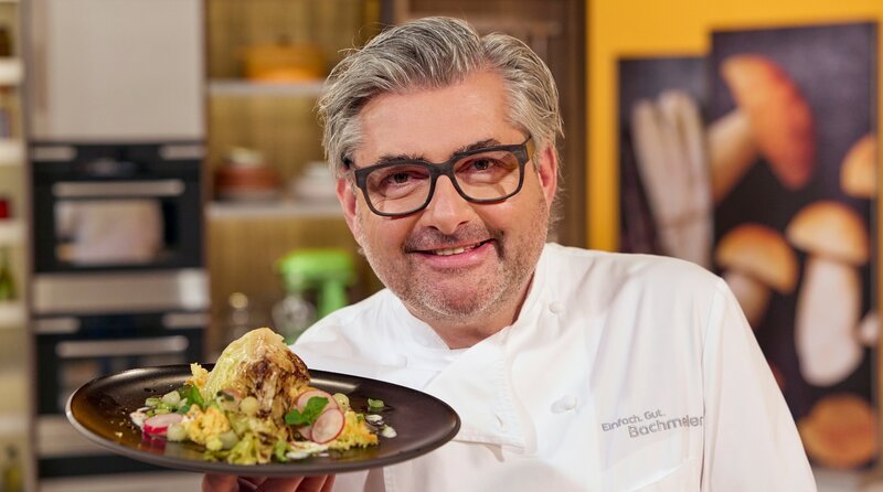 Hans-Jörg Bachmeier kocht im Studio. – Bild: BR/​Martina Bogdahn