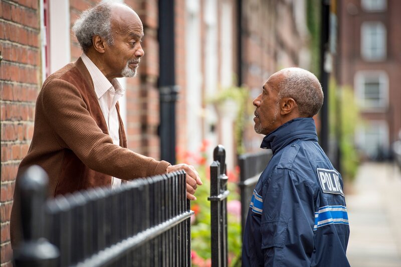 Dwayne (Danny John-Jules, r.) ist in England seinem Vater Nelson Myers (Ram John Holder, l.) begegnet, den er schon seit langer Zeit nicht mehr gesehen hat. Nun will Dwayne einige Dinge mit ihm klären, die ihn schon seit seiner Kindheit belasten. – Bild: ORF/​BBC/​Red Planet Pictures/​Steffan Hill