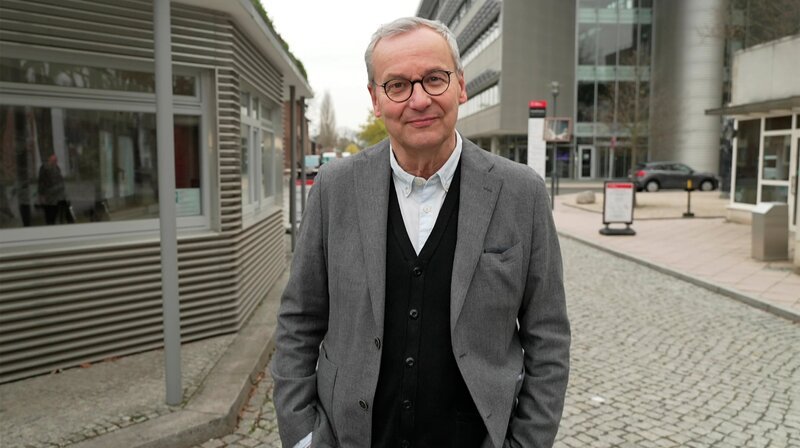 Zum 80. Jubiläum der DEFA besucht Filmjournalist Knut Elstermann das traditionsreiche Studiogelände und trifft Gesprächspartner:innen die Filmgeschichte in der DDR geschrieben haben. Darunter die Schauspielerin Jutta Wachowiak, die Kostümbildnerin Christiane Dorst, die Regisseure Rainer Simon und Peter Kahane. Mit seinen Gästen zeigt er die Orte, an denen diese oft legendären Filme entstanden. – Filmjournalist Knut Elstermann – Bild: rbb