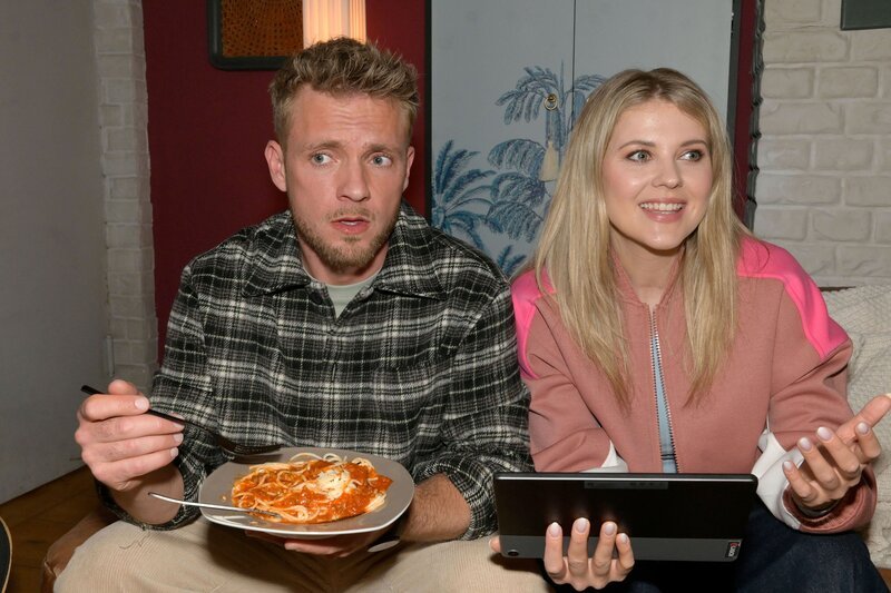 Im Gegensatz zu Alicia (Josefin Bressel) ist Paul (Niklas Osterloh) von ihren Kochkünsten nicht sehr überzeugt. – Bild: @RTL