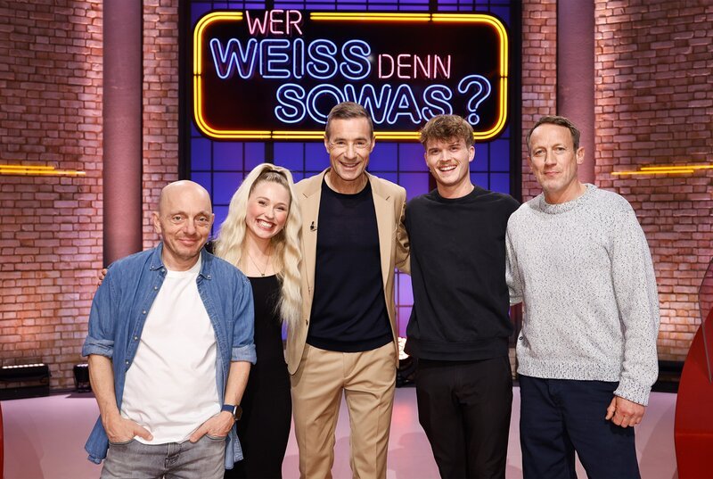 Moderator Kai Pflaume (M.) und seine Rateteam-Kapitäne Bernhard Hoëcker (l.) und Wotan Wilke Möhring (r.) begrüßen in dieser Sendung die Pferde-Influencerin Hella-Sophia Gabbert (2.v.l.) und den Pferde-Influencer Tom Stein (2.v.r.). – Bild: ARD/​NDR/​UFA SHOW & FACTUAL/​Morris Mac Matzen