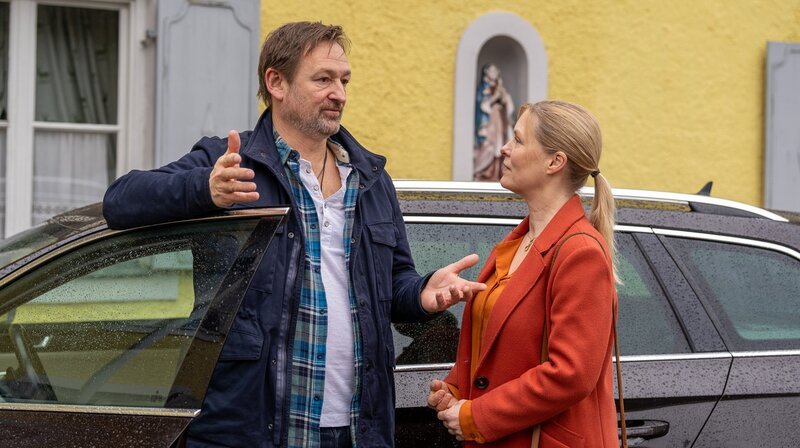 In Gregor (Holger Matthias Wilhelm) beginnt es zu arbeiten, als Vera (Sybille Waury) ihm aufzeigt, dass er sich vielleicht zu viel um Lenz bemüht. Weiteres Bildmaterial finden Sie unter www.br-foto.de. – Bild: BR/​Ewa Wiese