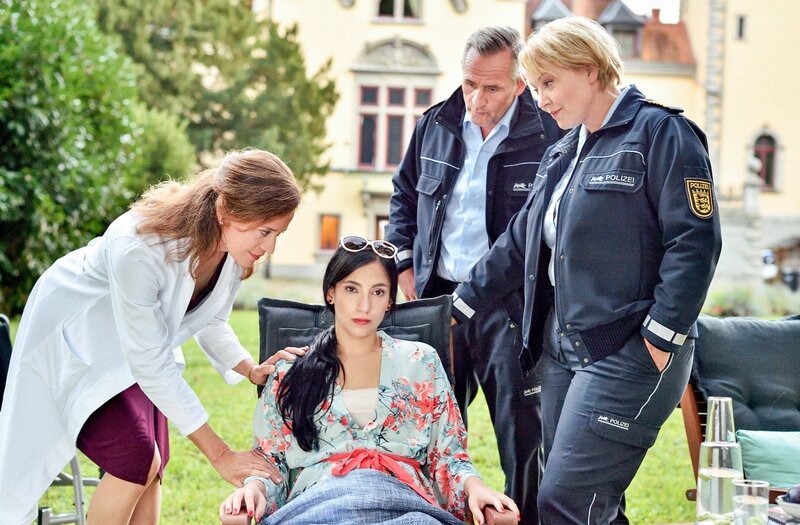 Nele (Floriane Daniel, r.) und Paul Schott (Tim Wilde, 2.v.r.) liebern Nana von Lohe (Zeynep Bozbay, 2.v.l.) in der Schönheitsklinik ihrer Schwester Benita von Lohe (Regula Grauwiller, l.) ab. – Bild: ORF/​Bavaria/​ARD/​SWR/​Patrick Pfeiffer
