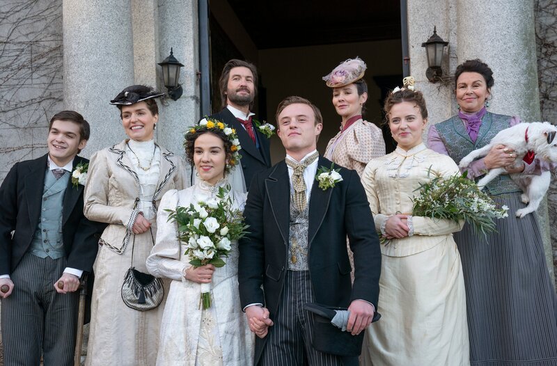 v.l.n.r.: Harry Hardacre (Zak Ford-Williams), Lena Temple (Siobhán O’Kelly), Betsy Temple (Sarah Agha), Sam Hardacre (Liam McMahon), Joe Hardacre (Adam Little), Mary Hardacre (Claire Cooper), Liza Hardacre (Shannon Lavelle), Ma (Julie Graham) – Bild: WDR/​Playground Television (UK) 2 Ltd.