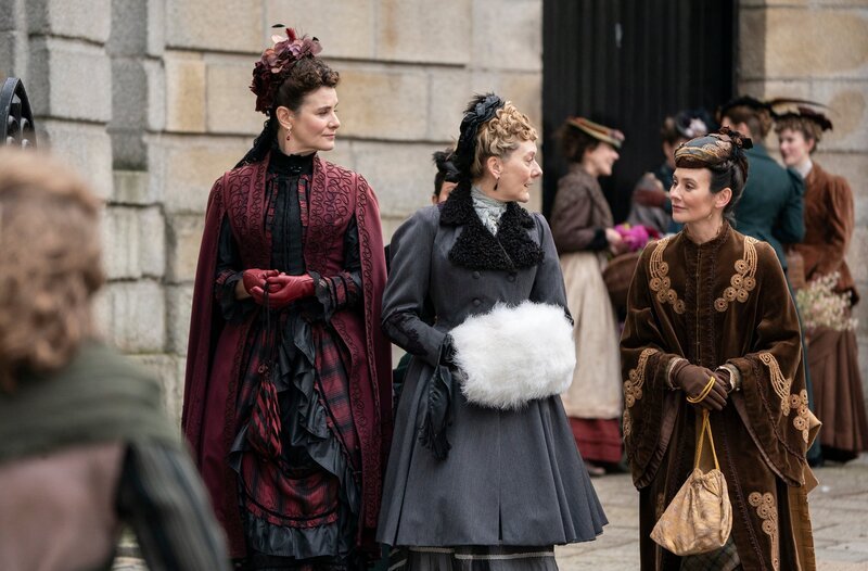 v.l.n.r.: Lady Beaumont (Michele Moran), Lady Emma Fitzherbert (Cathy Belton), Mary Hardacre (Claire Cooper). – Bild: WDR/​Playground Television (UK) 2 Ltd.