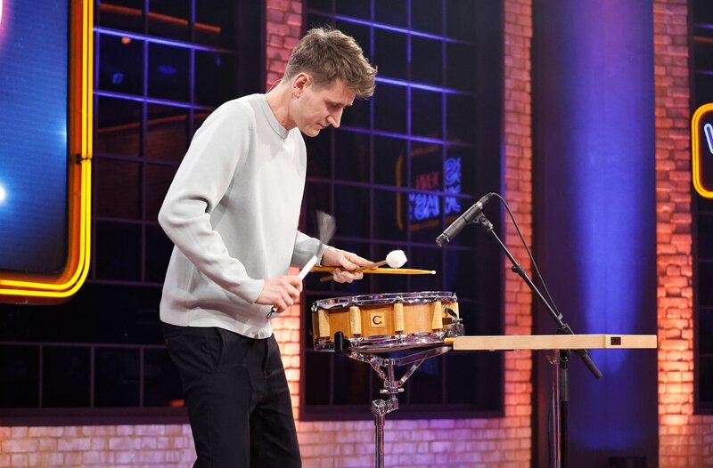 Als Kandidat zu Gast bei „Wer weiß denn sowas?“: Der Perkussionist und Komponist Alexej Gerassimez. – Bild: ARD/​NDR/​UFA SHOW & FACTUAL/​Morris Mac Matzen