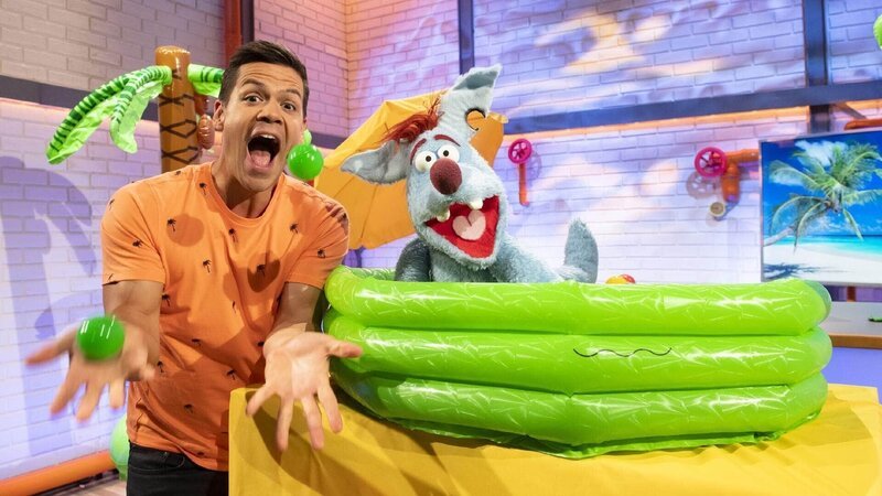Heute geht es um das Thema Schwimmen. Doch Woozle versucht die ganze Zeit vom Thema abzulenken.. – Bild: SUPER RTL