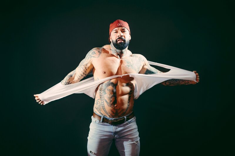 Als Stripper absolviert Leif (34) an vollen Tagen bis zu neun Shows pro Nacht, düst von Klub zu Privathaushalt, zu Eventschiff. Nächte unter Zeitdruck und dabei immer vor Augen, alle Aufträge gut zu schaffen und eine professionelle Show abzuliefern. – Bild: ZDF/​Konrad Wielandt