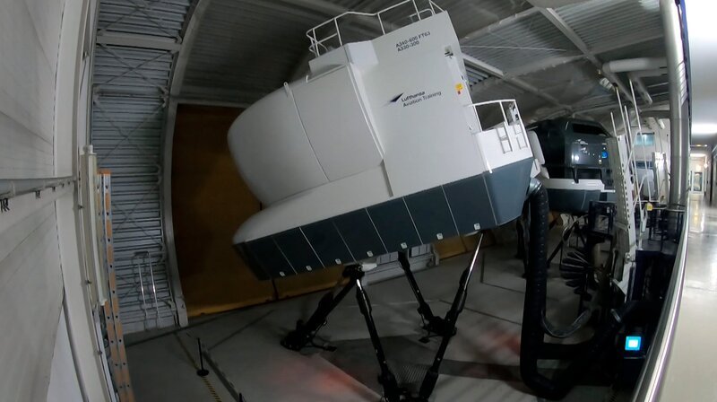 Außenansicht des Flugsimulators. – Bild: HR/​Pressestelle