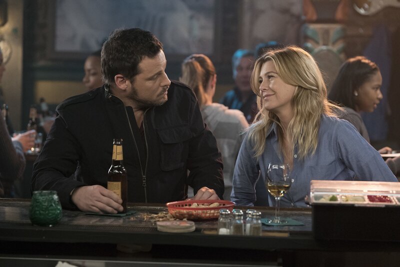 Alex (Justin Chambers, l.) macht Meredith (Ellen Pompeo, r.) klar, dass ein wenig Frühlingsgefühle auch für sie nichts schlechtes sind … – Bild: American Broadcasting Companies, Inc.