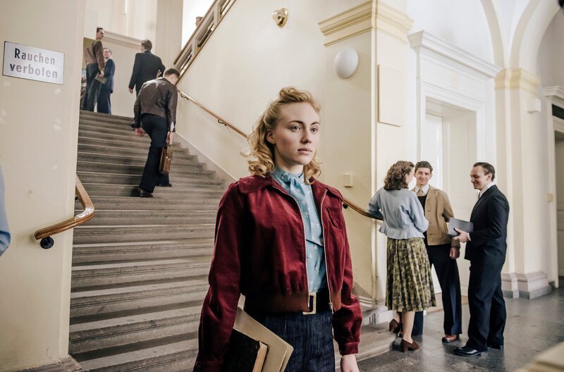 Ulla (Elisa Schlott) in der Uni Tübingen. – Bild: WDR/​UFA Fiction/​Stanislav Honzik