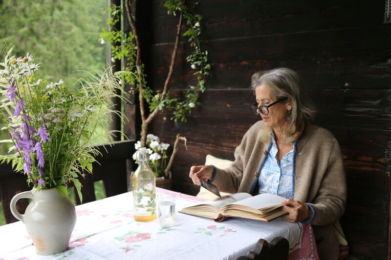 Regina Fischleder mit Tagebuch der Oma während ServusTVs „Bei mir Daheim“ in Stainz, Stmk. – Bild: Monika Roidmayr /​ Terra Mater Factual Studios GmbH