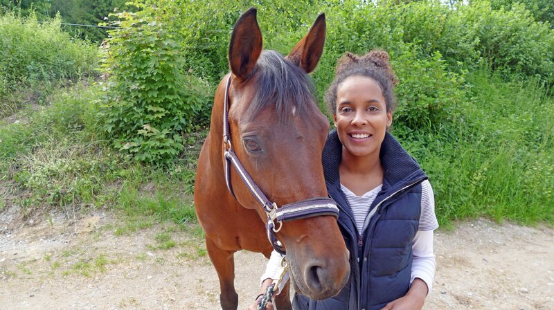 Pia mit der Stute „Suna“. Bei Pferden beginnt die Grundausbildung im Alter von zwei Jahren. – Bild: BR/​Text und Bild Medienproduktion GmbH & Co. KG/​Karen Markwardt