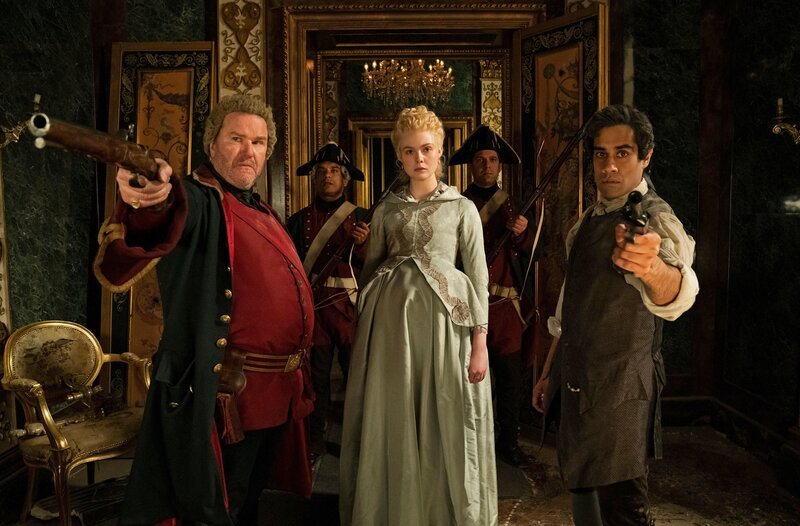 v.l.n.r.: Velementov (Douglas Hodge), Catherine (Elle Fanning), Orlo (Sacha Dhawan) – Bild: WDR/​Hulu/​Gareth Gatrell