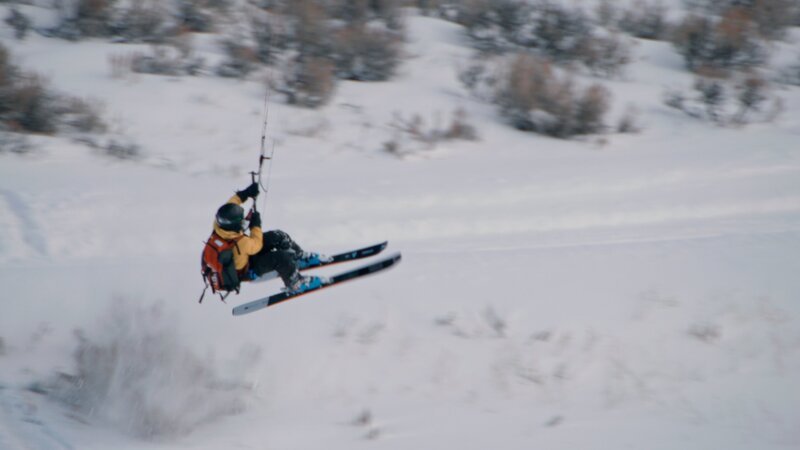 Sarah McNair Landry springt beim Kite-Skifahren. – Bild: Disney+