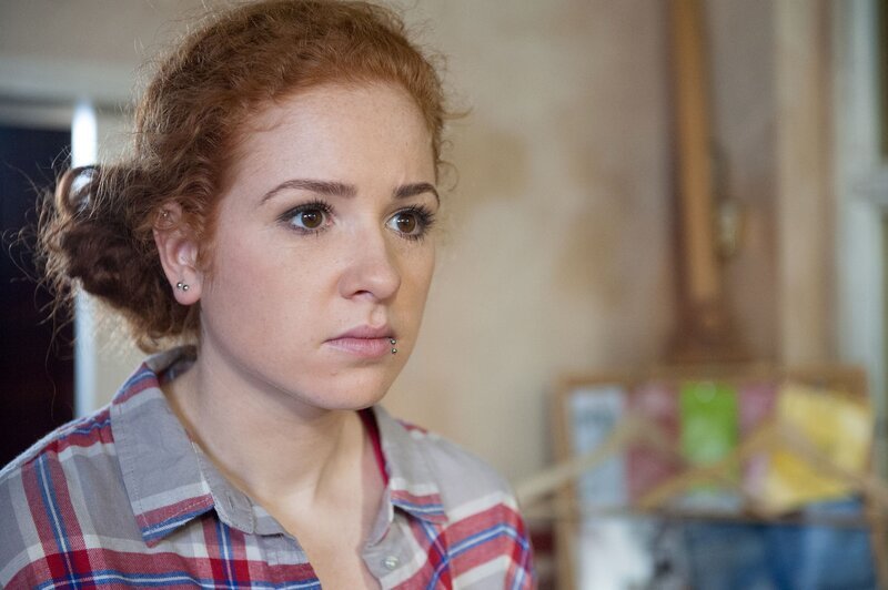 In Joe (Sarah Hannemann) wächst die leise Hoffnung, dass Easy womöglich doch Gefühle für sie entwickelt haben könnte … – Bild: RTL