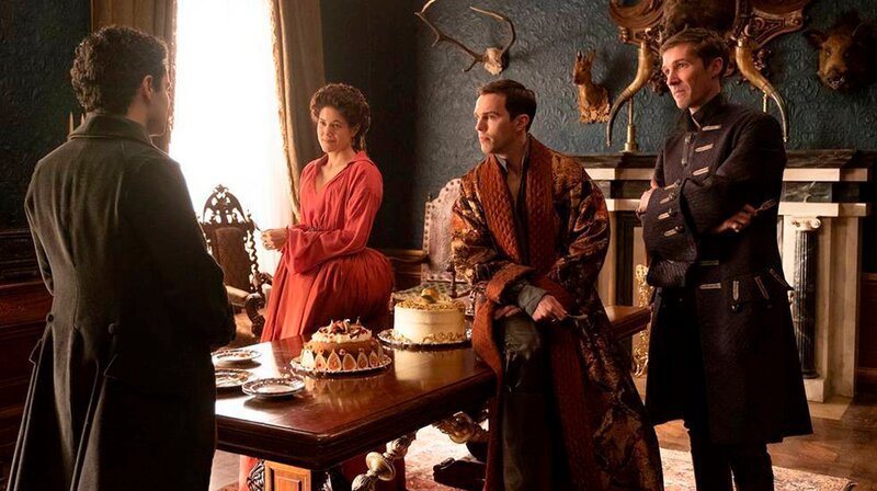 v.l.n.r.: Leo (Sebastian De Souza), Georgina Dymov (Charity Wakefield), Peter (Nicholas Hoult), Grigor Dymov (Gwilym Lee) – Bild: WDR/​MRC II Distribution Company L.P./​Ollie Upton/​Hulu