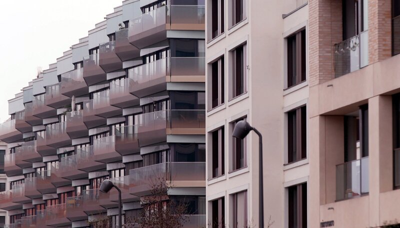 Mitten in der Stadt, aber doch ganz anders. Wir sind unterwegs in Moabit. Wussten Sie, dass es hier Berlins längste Imbiss-Schlange gibt? 30 Tipps und Entdeckungen zwischen Spree, alter Markthalle und viel Industriecharme. – Blick auf Europacity – Bild: rbb/​Guido Kilpert