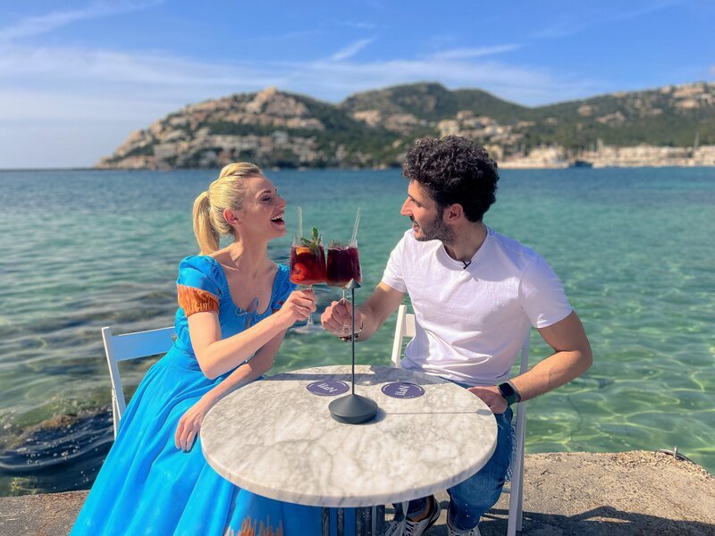 Silvia Schneider und Barkeeper Roberto Paradiso „Sangria im Glas“. – Bild: ORF/​Silvia Schneider GmbH/​Jamie Harrison/​Patrick Schneider