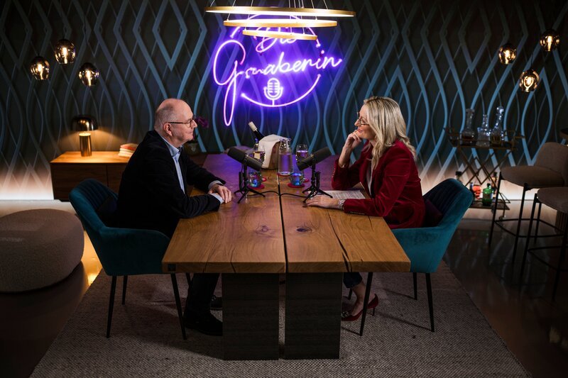 Monika Gruber und Ferdinand Wegscheider während ServusTVs „Die Gruaberin – Vodcast“ in Salzburg, Österreich. – Bild: ServusTV /​ Sebastian Marko