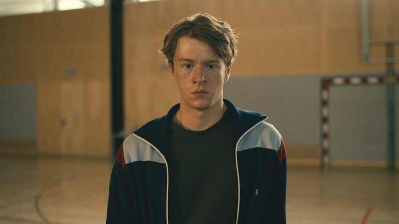 „Die Macht der Kränkung“, „Lorenz.“ Nach einem fantastischen Date mit der Friseurin Saschi schwelgt Kellnerlehrling Lorenz im Glück. Doch eine verloren gegangene Tageslosung, die Lorenz eigentlich zur Bank hätte bringen sollen, führt bald zu Spannungen. Von Eva auf die Straße gesetzt, muss Georg die Nacht bei Kollege Mario zubringen. Ingeborg fürchtet, sich in einen Betrüger verliebt zu haben. Unterdessen macht Ordinationshilfe Oliver es Sarah unmöglich, sich angemessen um ihre Kinder zu kümmern. Dabei hätte Fanny ihre Mutter gerade jetzt dringend gebraucht. Im Bild: Jonas Holdenrieder (Lorenz). – Bild: ORF/​Mona Film