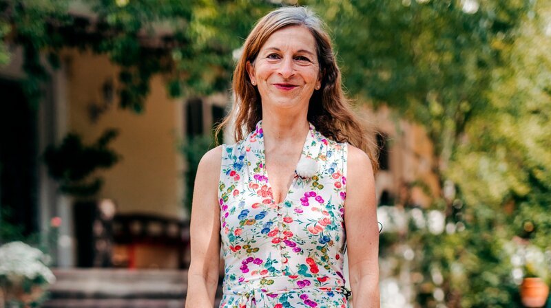 In Schwand, einem kleinen Dorf bei Freiburg, ist Pilar Buira Ferre eine von 65 Einwohner:innen. Die in Katalonien geborene Profi-Tänzerin hat hier vor 24 Jahren ein Tanz- und Kulturzentrum errichtet. – Bild: NDR /​ magis TV GmbH