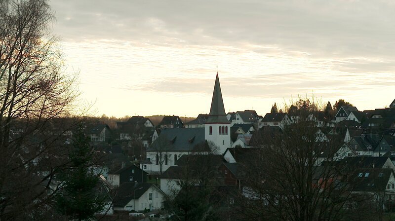 Ottfingen, ein Dorf im Sauerland. Die 2.200 Bewohner*innen mussten in den vergangenen Jahren herbe Verluste einstecken. Viele Geschäfte und die Grundschule wurde geschlossen. Die Volksbank, die Gastwirtschaft und das letzte Lebensmittelgeschäft machten dicht. – Bild: WDR