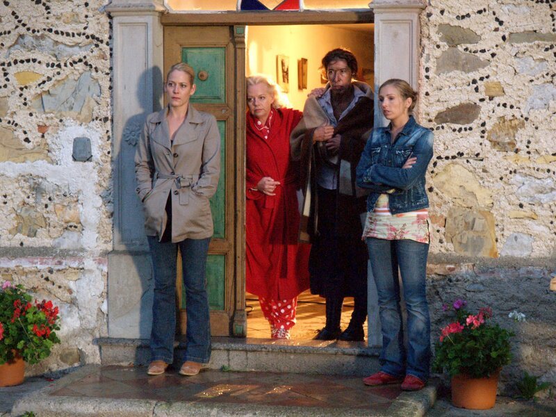 v.li. Mona (Stephanie Japp), Maria (Brigitte Kren,) Julie (Adele Neuhauser) und Sabine (Martina Poel). – Bild: ORF/​Marc Haader