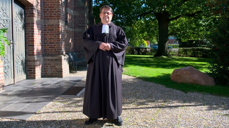 Im rheinländischen Schwanenberg ist Robin Banerjee seit 20 Jahren der Pfarrer und Organisator des Gemeinschaftslebens in seinem Dorf. – Bild: NDR /​ magis TV GmbH