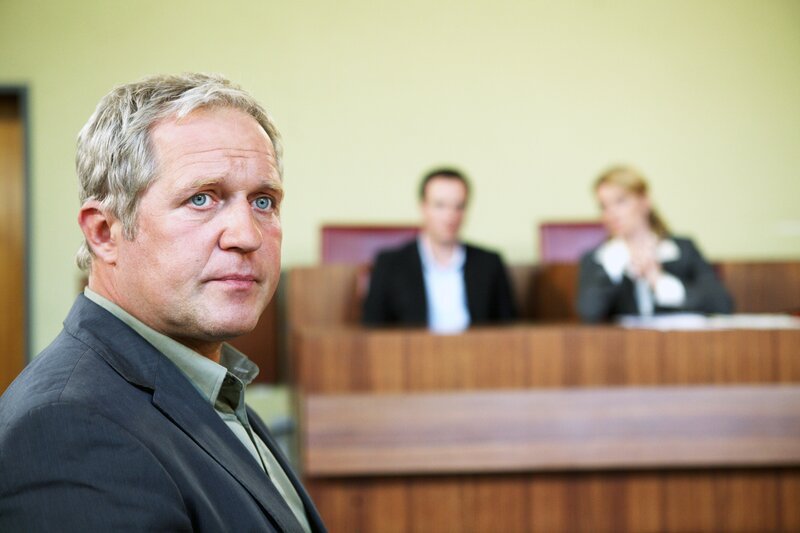 Paul steht vor Gericht. Die Erleichterung ist groß, als Paul von jeglicher Schuld am Tod seiner Mutter freigesprochen wird. Die Freude währt kurz. Thomas wird verdächtigt, hinter Anschlägen zu stecken, die auf den Bürgermeisterkandidaten Georg Plattner verübt werden. Georg schlachtet die Attentate schamlos für seinen Wahlkampf aus. Sein Gegner Jakob Ressler ist völlig am Ende. Thomas bietet seinem Freund finanzielle Unterstützung an und rettet ihn damit. Im Bild: Harald Krassnitzer (Thomas Stickler). – Bild: ORF/​Petro Dom