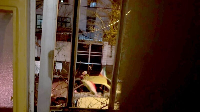 Mit Einbruch der Dunkelheit patrouillieren in Teheran Fahrzeuge der Milizen durch die Straßen. Aus Angst bleiben die Bewohner in ihren Häusern. – Bild: ORF/​ARTE G.E.I.E./​HIKARI