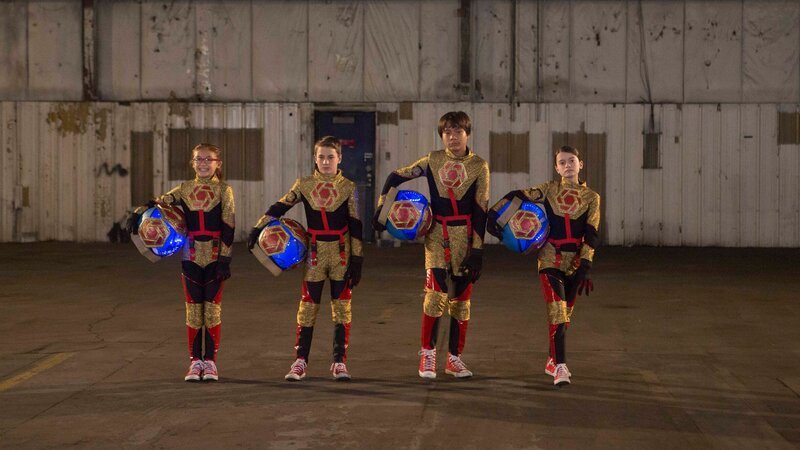 Die Top-Agents von Odd Squad (v.l.n.r.): Olympia (Anna Cathcart), Otis (Isaac Kragten), Otto (Filip Geljo) und Olive (Dalila Bela) gehen auf Weltraum-Mission, um die Welt zu retten. – Bild: hr/​Odd Productions LLC