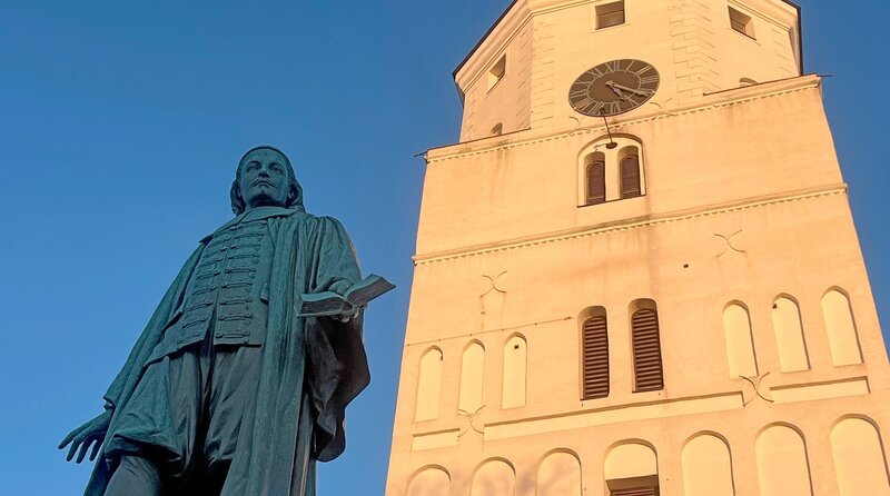 Seit über 350 Jahren berühren Kirchenliedtexte von Paul Gerhardt Menschen auf der ganzen Welt. Voller Poesie und Wortgewalt geben sie Zuversicht in schweren Zeiten. Dabei hatte der berühmte Theologe selbst ein Leben voller Schicksalsschläge. Was sagen uns seine Liedtexte heute? Können sie immer noch in Krisenzeiten helfen? Eine Entdeckungsreise zu Paul Gerhardt von Berlin nach Lübben. – Paul-Gerhardt-Denkmal in Lübben – Bild: rbb