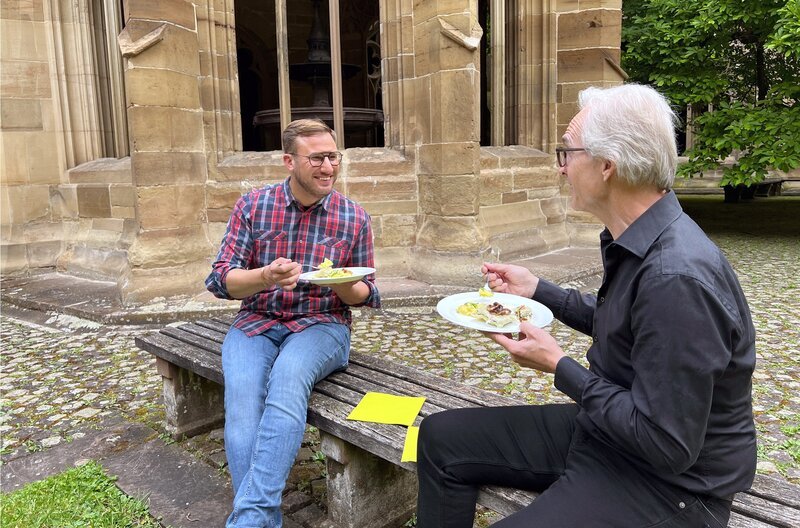 Sören Anders (li.) will das Geheimnis der schwäbischen Maultasche lüften und trifft den Maultaschen Blogger Volker Klenk im Kloster Maulbronn. – Bild: SWR/​Norbert Lübbers