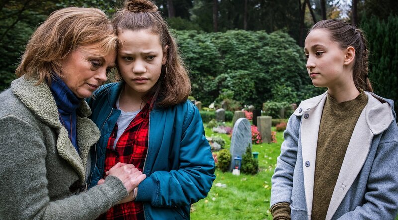 Edith und Kira glauben an Nachrichten aus dem Jenseits – Nele ist skeptisch. – Bild: NDR/​Boris Laewen