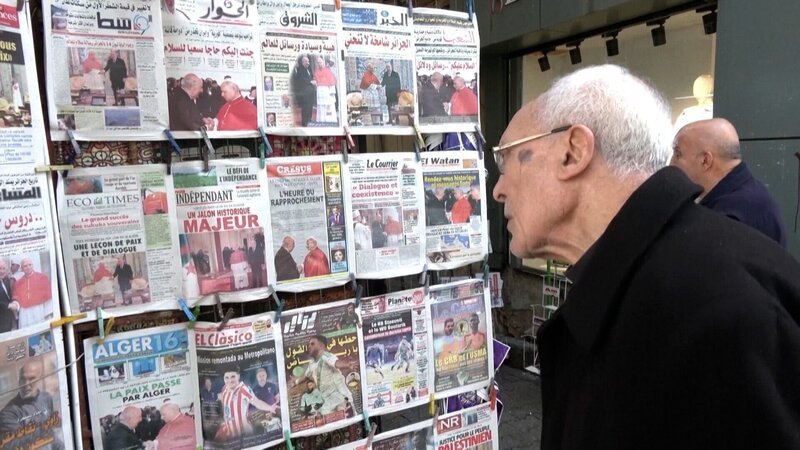 Papst Leo XIV. auf den Titelseiten der Zeitungen in Algerien. – Bild: ORF