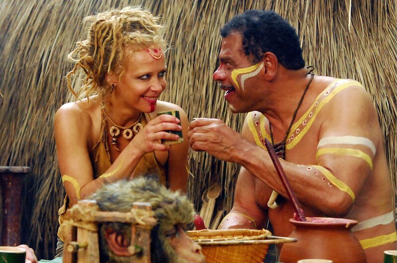 Uschi (Katja Riemann) und Tongo (Günther Kaufmann) genießen das Leben in freier Wildbahn. – Bild: ORF 1