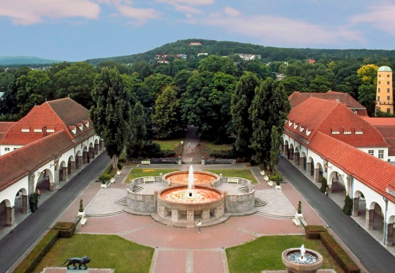 Blick auf den Sprudelhof in Bad Nauheim; der Sprudelhof gilt als ein hervorragendes Beispiel des Jugendstils. – Bild: HR/​Bad Nauheim Stadtmarketing und Tourismus GmbH