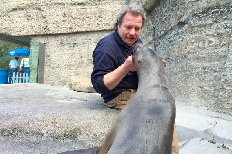 Tierpfleger Helmut Kern ist auch als Nanny unterwegs. – Bild: Jens-Uwe Heins