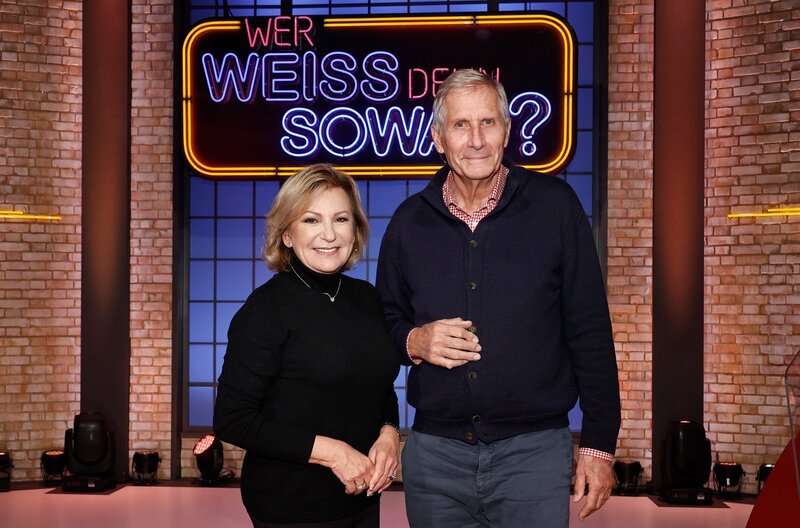 Als Kandidat:Innen zu Gast bei „Wer weiß denn sowas?“: Die ehemalige „Tagesthemen“-Moderatorin und Journalistin Sabine Christiansen (l.) und der ehemalige „Tagesthemen“-Moderator und Journalist Ulrich Wickert (r.). – Bild: ARD/​Morris Mac Matzen