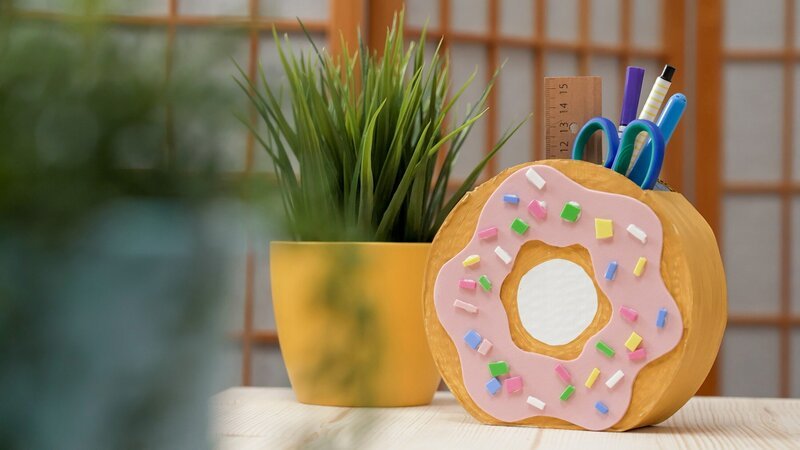 Donut-Stiftehalter: Enzo zeigt euch, wie ihr aus einer leeren Klopapierrolle und etwas Fantasie, diesen süßen Donut-Stiftehalter für euren Schreibtisch basteln könnt. – Bild: ORF/​Tower10