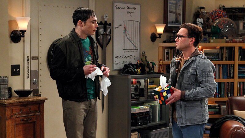 L-R: Sheldon Cooper (Jim Parsons), Leonard Hofstadter (Johnny Galecki) – Bild: MAX Hungary