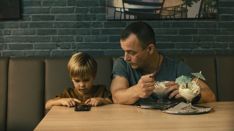 Milan (Ben Winkler, l.) und sein Vater Mario (Paul Wollin, r.) haben sich lange nicht gesehen. Wird das Eis zwischen ihnen brechen? – Bild: ORF/​Mona Film