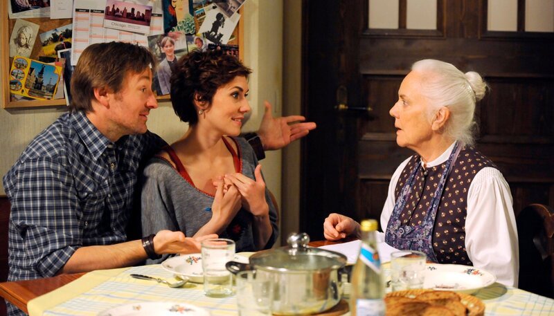 Fanny und Gregor wollten Theresa mit ihrem Scherz einen Denkzettel verpassen. Von links: Gregor Brunner (Holger M. Wilhelm), Fanny Lechner (Katrin Lux) und Theresa Brunner (Ursula Erber). Weiteres Bildmaterial finden Sie unter www.br-foto.de. – Bild: BR/​Marco Orlando Pichler