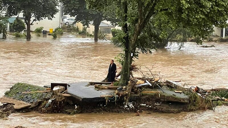 „Rettungsinsel“: Oliver Grieß aus Insul überlebt die Katastrophe, nachdem ihn die Flutmassen aus seiner Wohnung gespült und in die Ahr geschleudert hatten; er findet sich auf dem Rest einer Brücke wieder. – Bild: ZDF